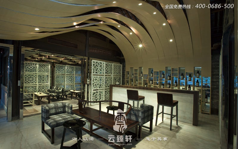 設計師用一張張白色光面紙鏤刻不同圖案,