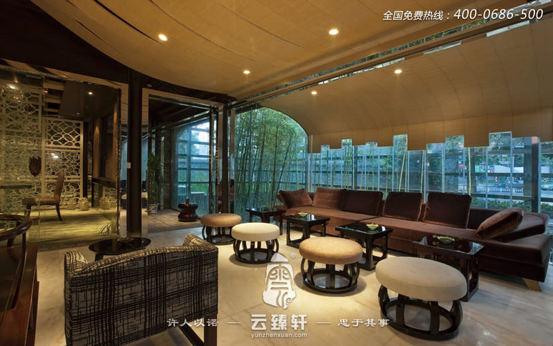 設計師用一張張白色光面紙鏤刻不同圖案,