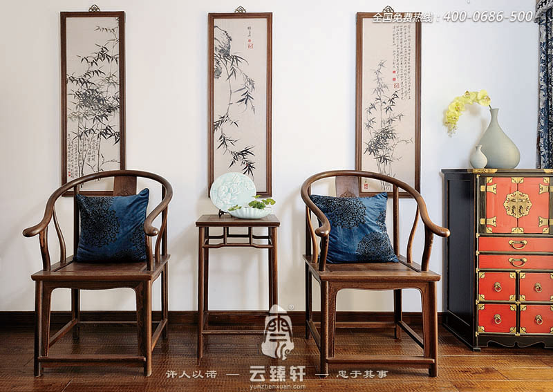 兩把明式椅子的擺放，墻上的水墨竹子畫