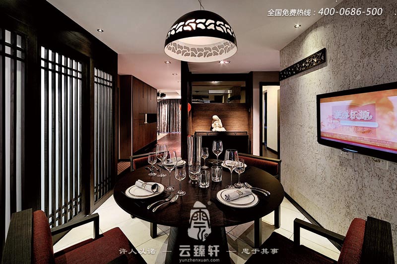 黑色中式隔斷的運用在餐廳里，則是活躍的"精靈”，讓中式的韻味—定程度上得到了提升